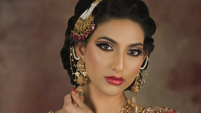 异域风情贵妇妆容,配上红色惹眼连衣长裙,简直是从头到脚的奢华