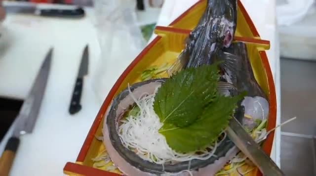 日本马鞭鱼刺身!好长好长的一条马鞭!