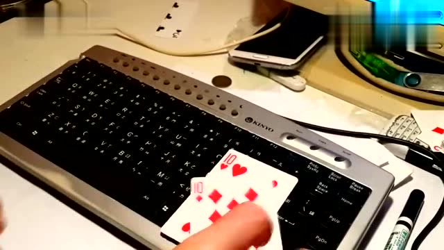 魔术揭秘:为什么一打响指,手中的扑克牌就变成了另一张
