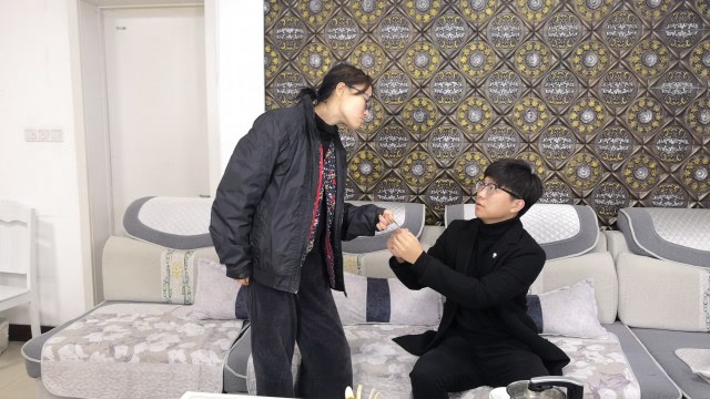 女婿入赘3年,工资卡一直交给丈母娘保管,查看余额后女婿感动了