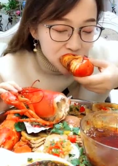 美女直播吃虾尾,第一次见这么大的"小虾尾"看着都流口水了
