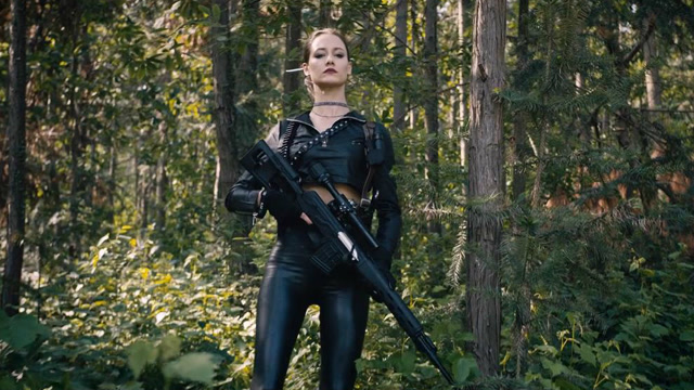 这个长腿皮裤女狙击手,既性感又冷酷,人间尤物