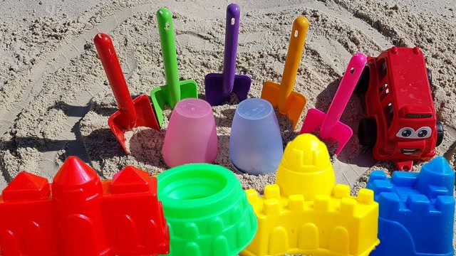 早教启蒙玩具:沙土里做做彩虹城堡