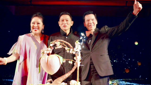 向华强生日现场:何超琼刘嘉玲同框,刘德华同切寿桃,邱淑贞最靓