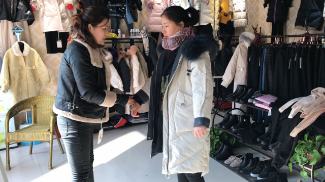 农村媳妇来服装店买棉袄,800多元一件,为啥试了几件没有买