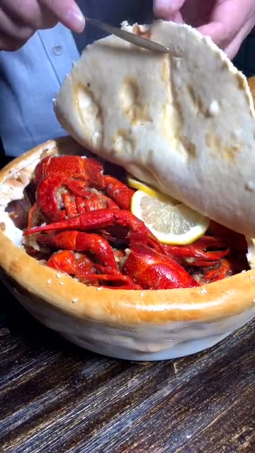 面包鸡后的续集,面包小龙虾,面包里面装着满满的小龙虾