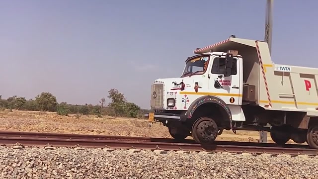 印度塔塔卡车在铁轨上行驶,真是什么都敢尝试,胆子够大