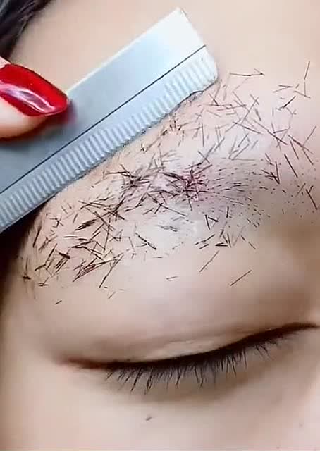 敢把眉毛都剃掉的小姐姐,肯定是一位化妆高手!