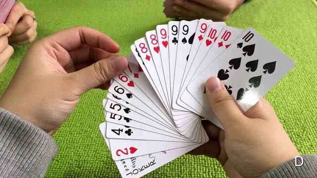 斗地主:小妞拿到这手牌,十分确定能赢,放话让农民趁早放弃