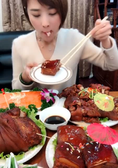 美女直播吃刚出锅的红烧肉,肥瘦相间,一口一大块,看着都馋人!