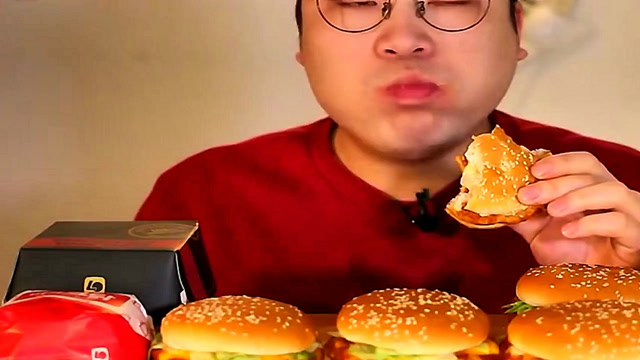 大胃王胖哥吃汉堡,做的很精致,一桌子吃的真过瘾,网友:好想吃啊