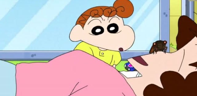 小葵拿玩具拍蝉,一不小心打到美伢后立刻装睡,小新无辜被揍