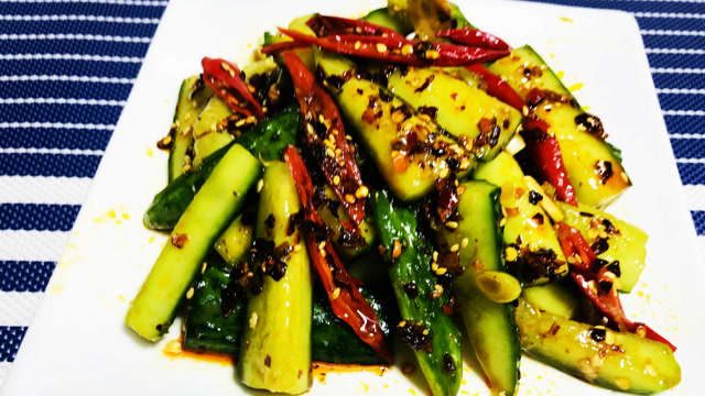 下酒小菜酸辣瓜条,一根黄瓜和几个小米辣,酸辣爽口,做法简单