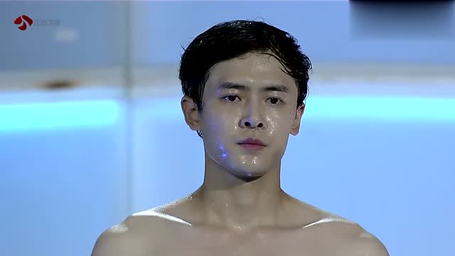付辛博和外国教练双人跳水,水花比教练还小,太厉害了!