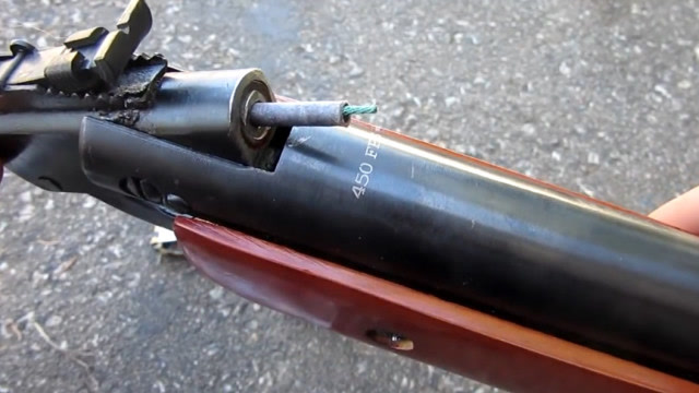 把鞭炮塞进枪里面,还能正常使用吗?实验结果令人出乎意料!