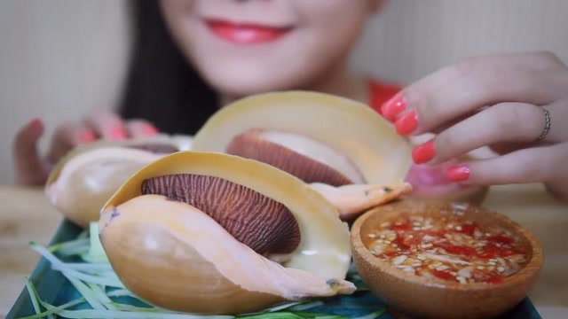 小姐姐吃巨型海蜗牛,吃起来爽脆有嚼劲,网友:这声音听得压根痒痒