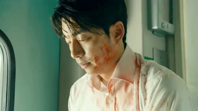 釜山行:石宇在车厢上安慰秀安,让她不要害怕