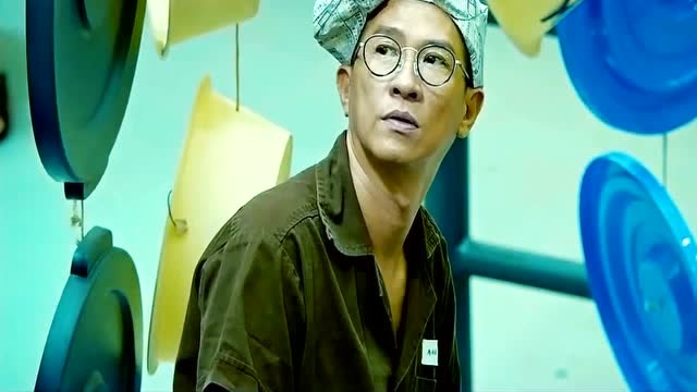 澳门风云3之插曲,坚哥在监狱嗨唱,囚犯狱警一起共舞,画面太美了!