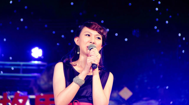 一进超市就听见了卓依婷这首《好事样样来》,感觉很有年味