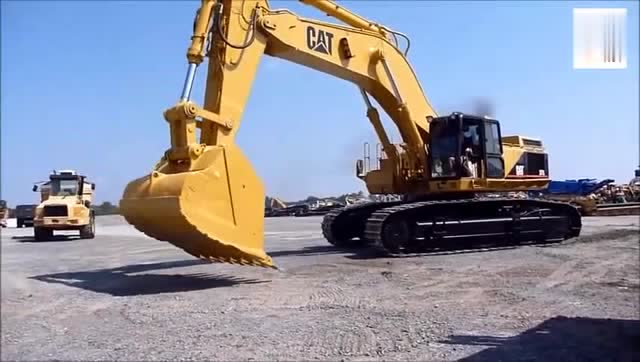 刚刷完漆的卡特375大型挖掘机启动试试看看性能