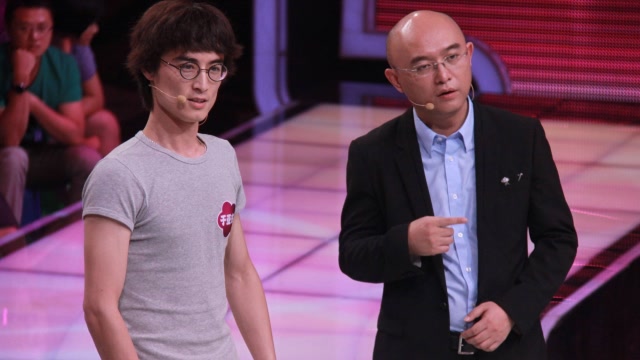 面对两个气质美女,蔡嘉成的选择困难症爆发,最终选择了她