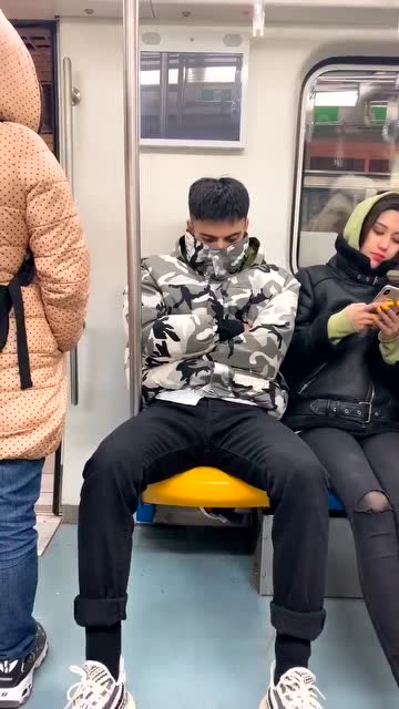 地铁偶遇前男友,假装不认识我,好难过啊!