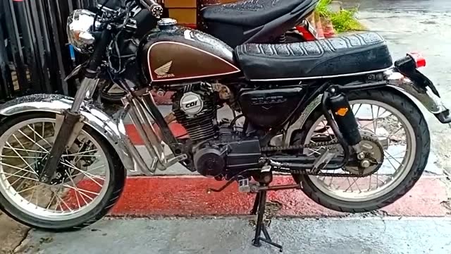 细节欣赏大伯90年代定制的本田gl100摩托,造型跟当时的摩托不同