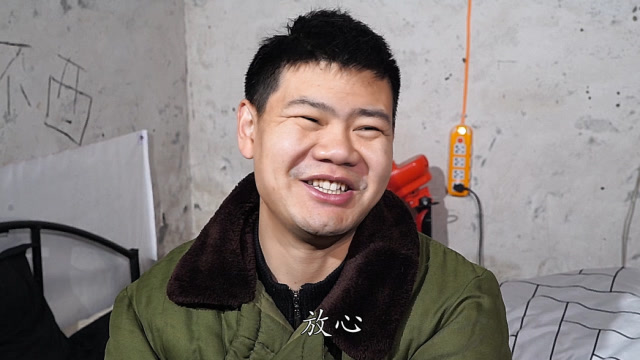 二货趁媳妇不在家天天打牌,不料被憨头出卖惨挨揍!太逗了