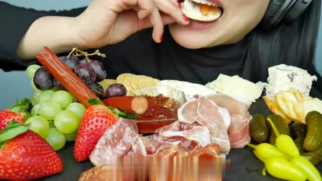 国外吃播微笑姐狂吃水果,肉片和薄饼,听声音我都流口水了