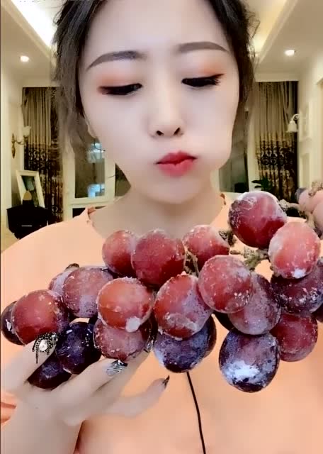 木子姐姐吃冻提子,真好奇牙是什么做的,直接咬上吃