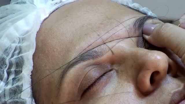 大妈第一次做纹眉,纹完后,瞬间看起来丑了很多