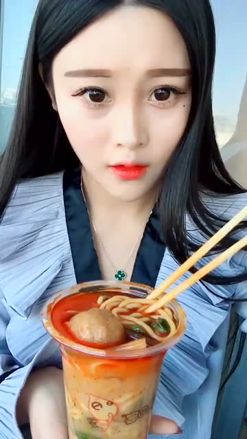 小姐姐吃的太有味了,简单一份米线被美女吃出了不一样的感觉!