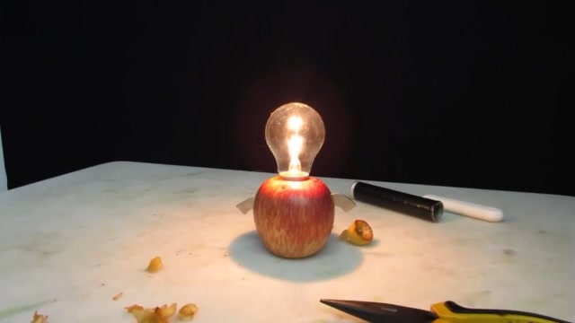 苹果还能发电,这是什么原理?制作者真是个人才!