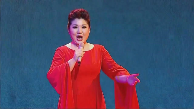 女高音歌唱家张妮领唱《当那一天来临》,高亢嘹亮,气势非凡