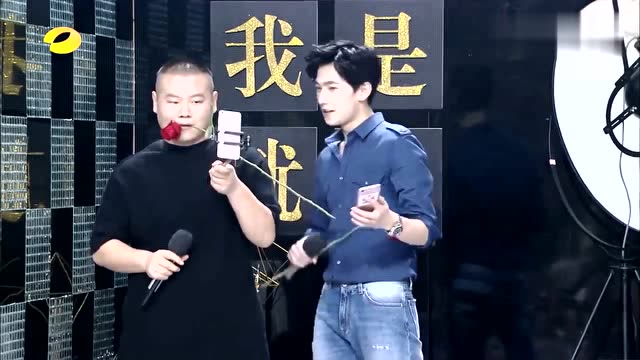 岳云鹏和杨洋拍照,岳云鹏的表情太邪魅了!