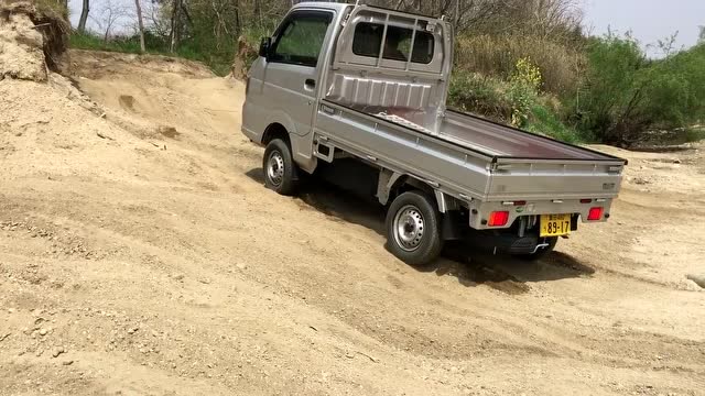 农村小伙攒钱买了辆四驱小货车,刚提车就开出去爬坡玩儿