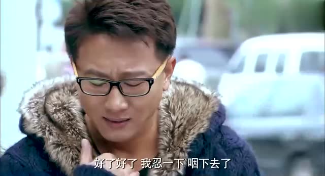 邻居也疯狂刘栋装晕车把刘母骗下车想让她走过去好拖延时间