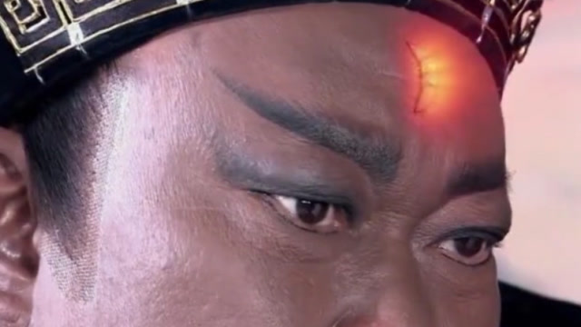 包青天头上的月牙一亮,叫下人赶紧关上房门,要为冤魂伸冤!