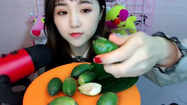 小美女吃槟榔,一口咬下去涩死人,这还是我认识的槟榔吗?