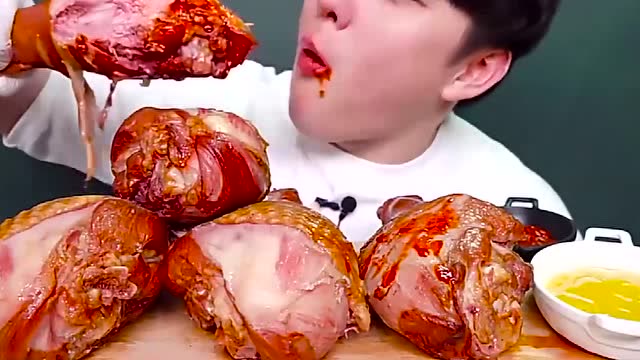 美食吃播大胃王小哥吃个鸡腿,夸张的吃相,形象都不要了吗
