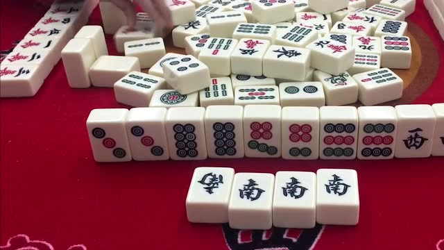 麻将:小伙混一色的牌杠南风,刚有点起色牌还没听,对家就胡了