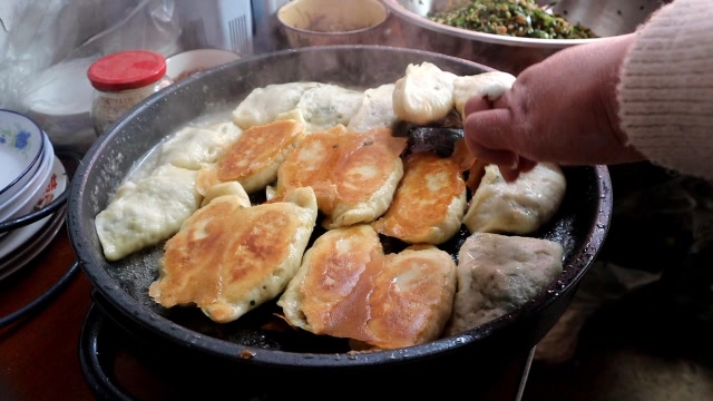 山西早点名吃"水煎包"原来是这样做的,简单又好吃,最爱!