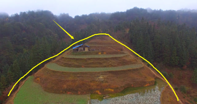 这个房子处在龙穴中,少见的九重山风水宝地