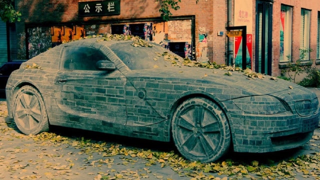 男子用石头雕刻宝马汽车,按照一比一比例打造,最后假车换真车