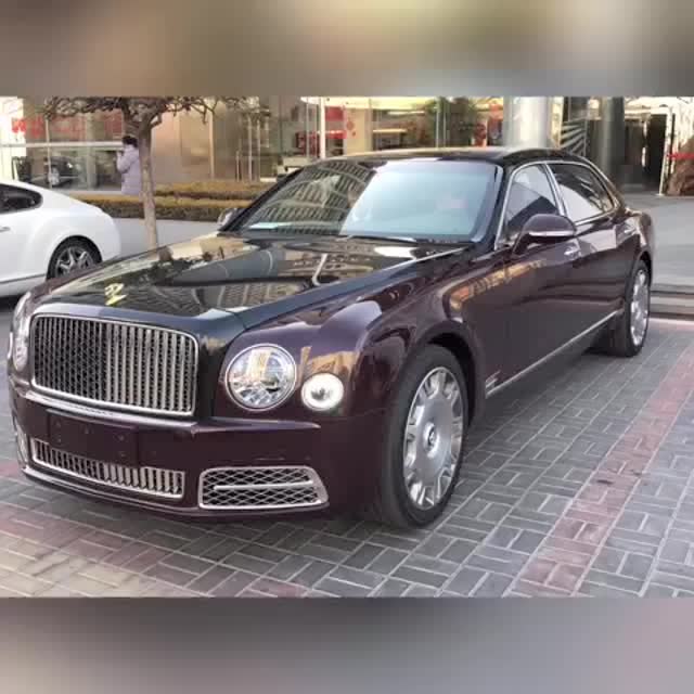 北京街头实拍宾利慕尚 500万豪车真霸气!