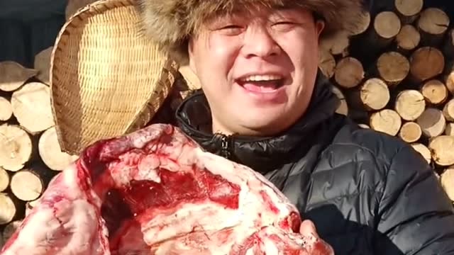 东北人就是要吃肉!东北大成子户外做清炖羊排,铁锅炖的贼香啊!