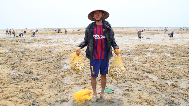 阿旺再遇百人赶海,来者都满载而归,还撒了一地没人要