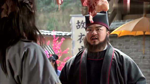 鲁达三戏镇关西,镇关西忍无可忍,不料鲁达一拳就把他秒了,霸气