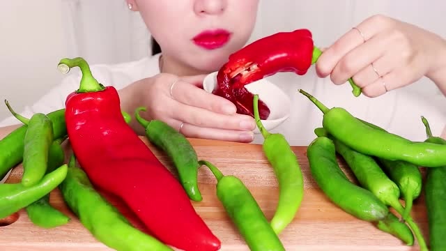 气质美女生吃辣椒,大口大口吃脆脆的像在吃水果