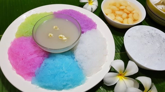 五彩凉粉知道是咋做的吗?这也太好吃了!配着牛奶吃更过瘾!